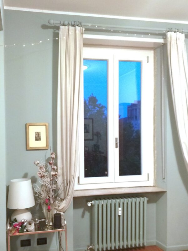 Una finestra in pvc bianco grande