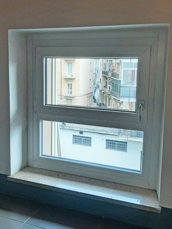 Piccola finestra in PVC